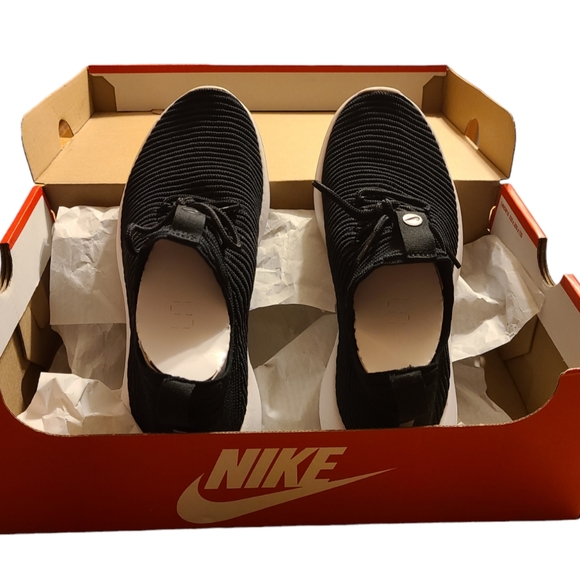 Nike size 7.5 black/white shoe - Picture 4 of 14
